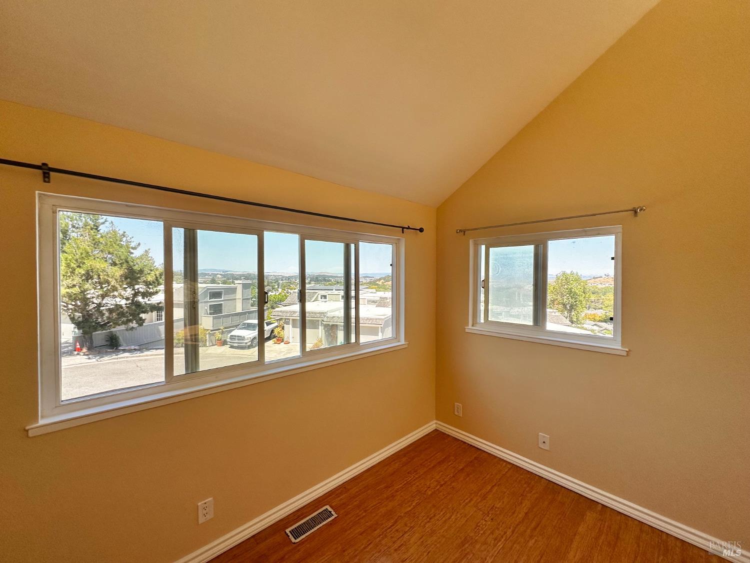 Detail Gallery Image 5 of 14 For 13 Madrid Ct, Novato,  CA 94947 - 3 Beds | 2 Baths