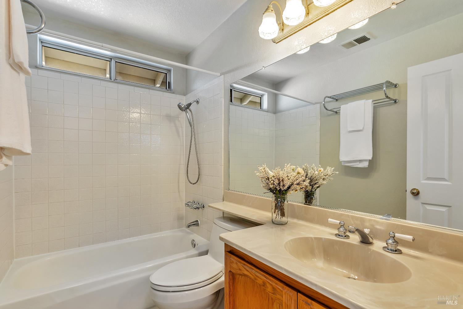 Detail Gallery Image 23 of 36 For 9525 Camelot Dr, Windsor,  CA 95492 - 4 Beds | 2/1 Baths