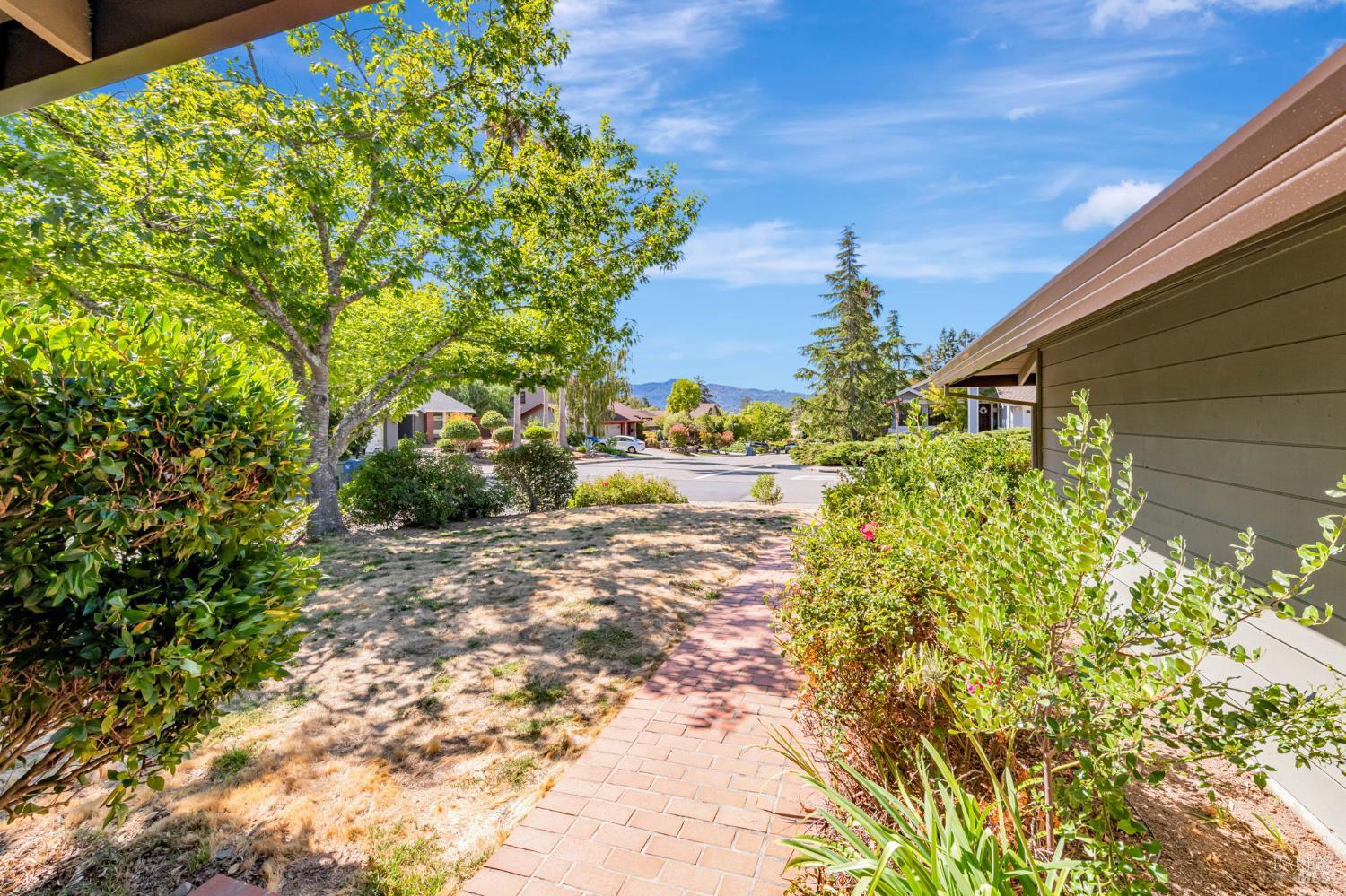 Detail Gallery Image 4 of 31 For 107 Partridge Dr, Novato,  CA 94945 - 3 Beds | 2 Baths