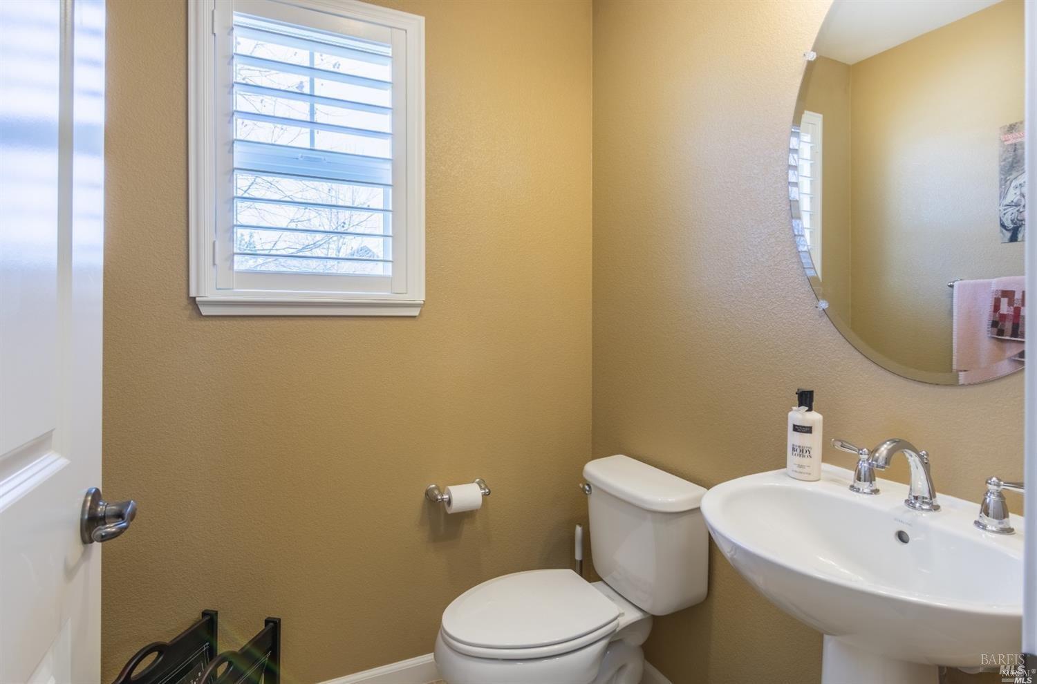 Detail Gallery Image 9 of 22 For 2222 Newcastle Dr, Vacaville,  CA 95687 - 3 Beds | 2/1 Baths