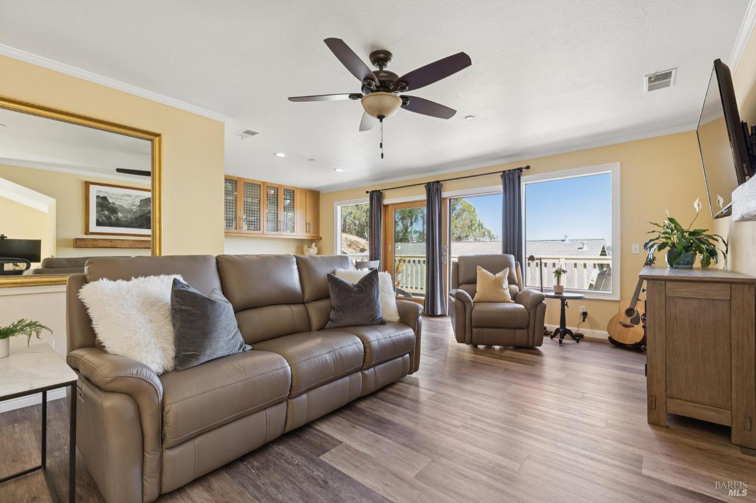 Detail Gallery Image 3 of 22 For 51 Laurel Dr, Corte Madera,  CA 94925 - 2 Beds | 2 Baths
