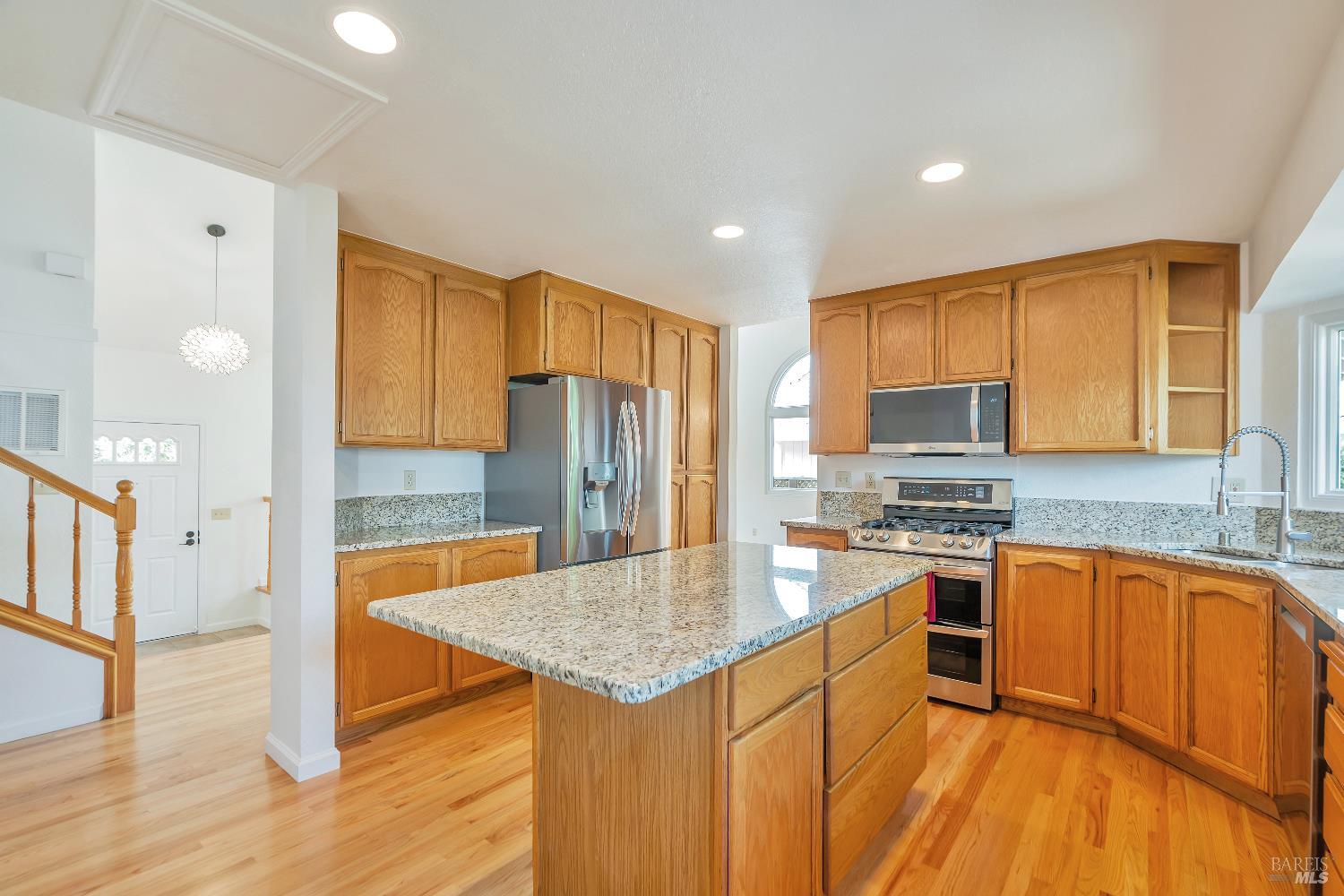 Detail Gallery Image 9 of 36 For 9525 Camelot Dr, Windsor,  CA 95492 - 4 Beds | 2/1 Baths