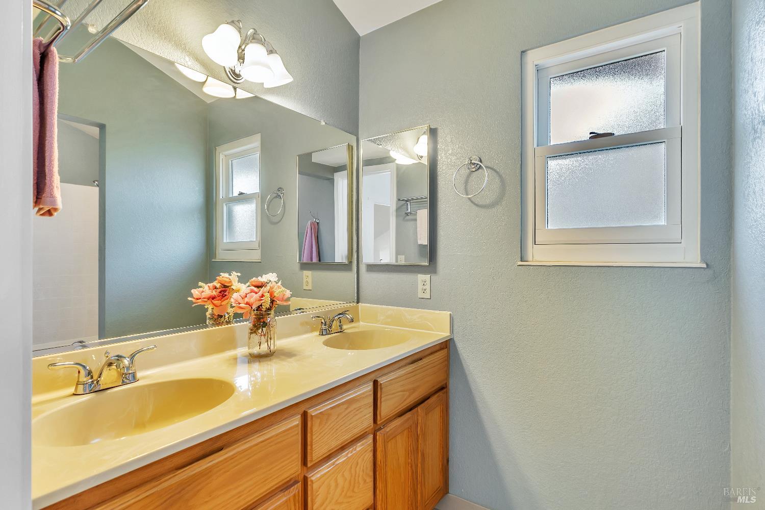 Detail Gallery Image 18 of 36 For 9525 Camelot Dr, Windsor,  CA 95492 - 4 Beds | 2/1 Baths