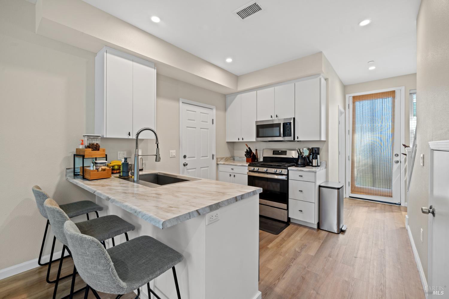 Detail Gallery Image 8 of 28 For 444 Pueblo Bonito Pl, Santa Rosa,  CA 95407 - 3 Beds | 2/1 Baths