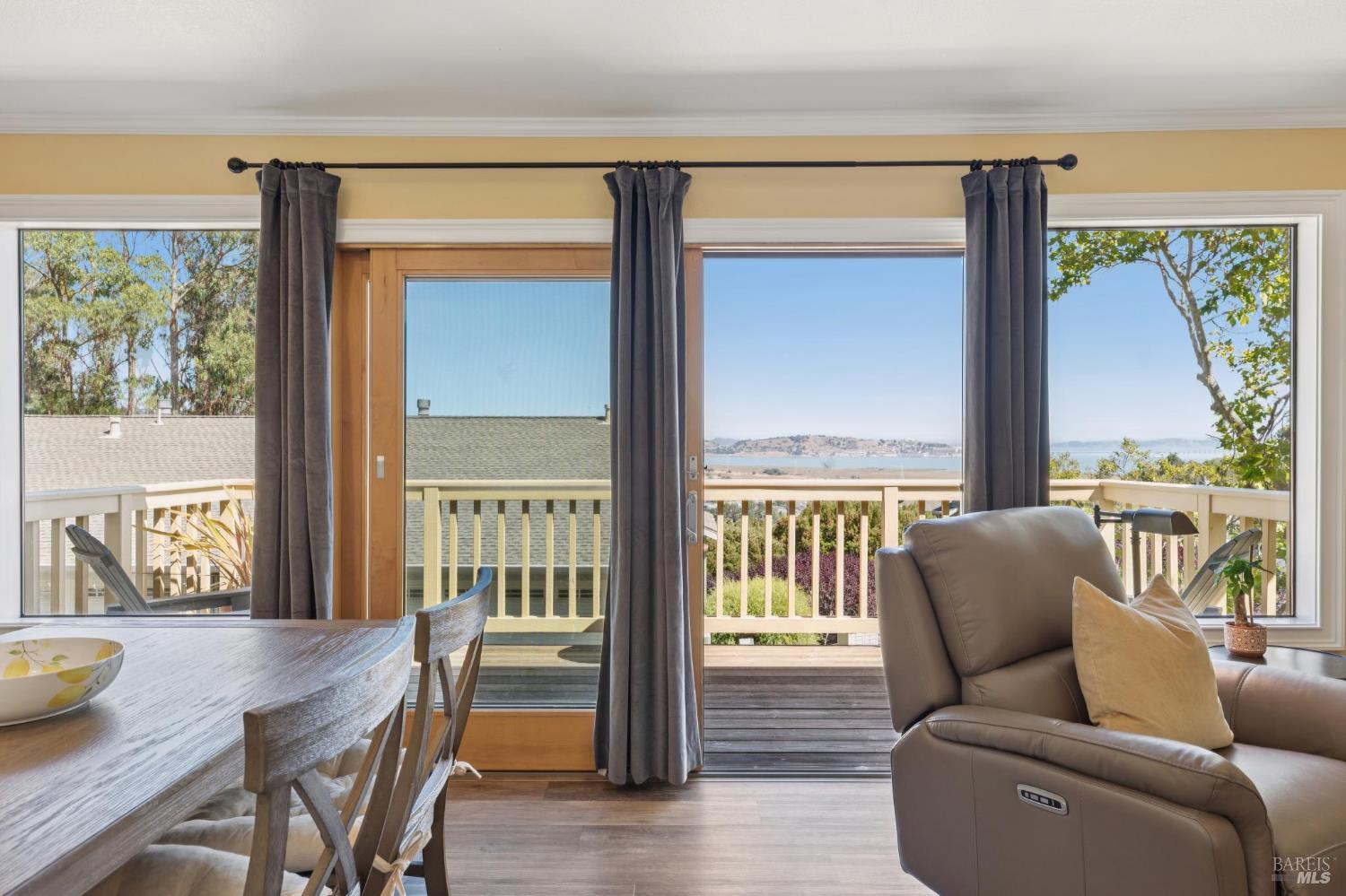 Detail Gallery Image 2 of 22 For 51 Laurel Dr, Corte Madera,  CA 94925 - 2 Beds | 2 Baths