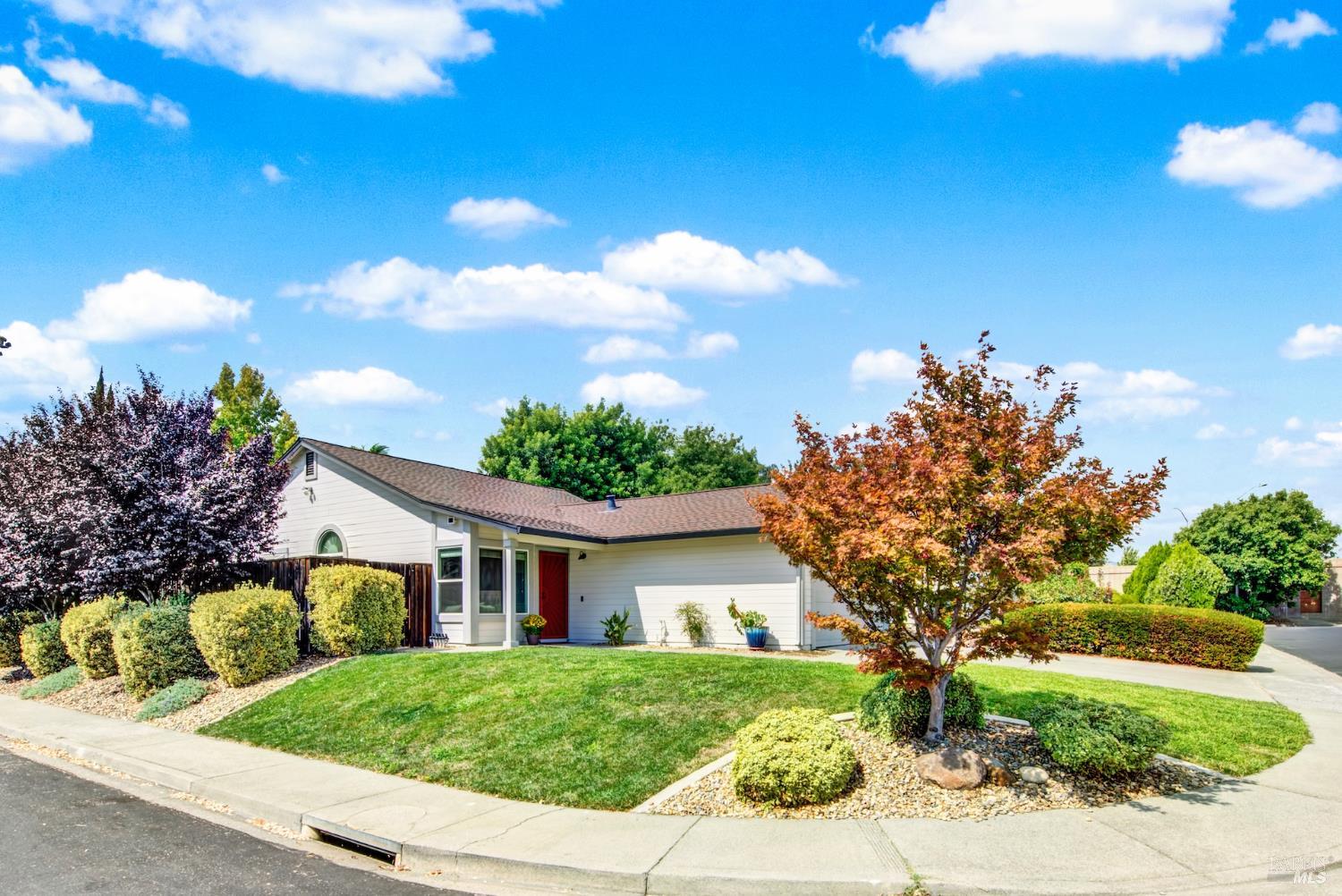 Detail Gallery Image 3 of 48 For 376 Bishop Dr, Vacaville,  CA 95687 - 3 Beds | 2 Baths