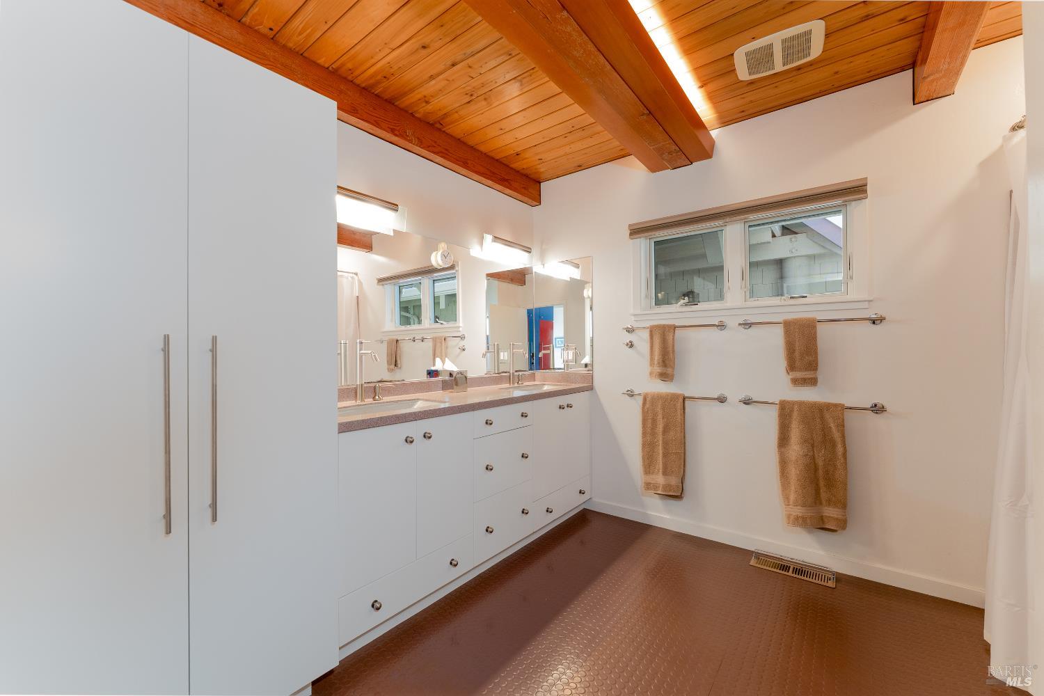 Detail Gallery Image 19 of 86 For 8301 West Side Potter Valley Rd, Potter Valley,  CA 95469 - 2 Beds | 3 Baths