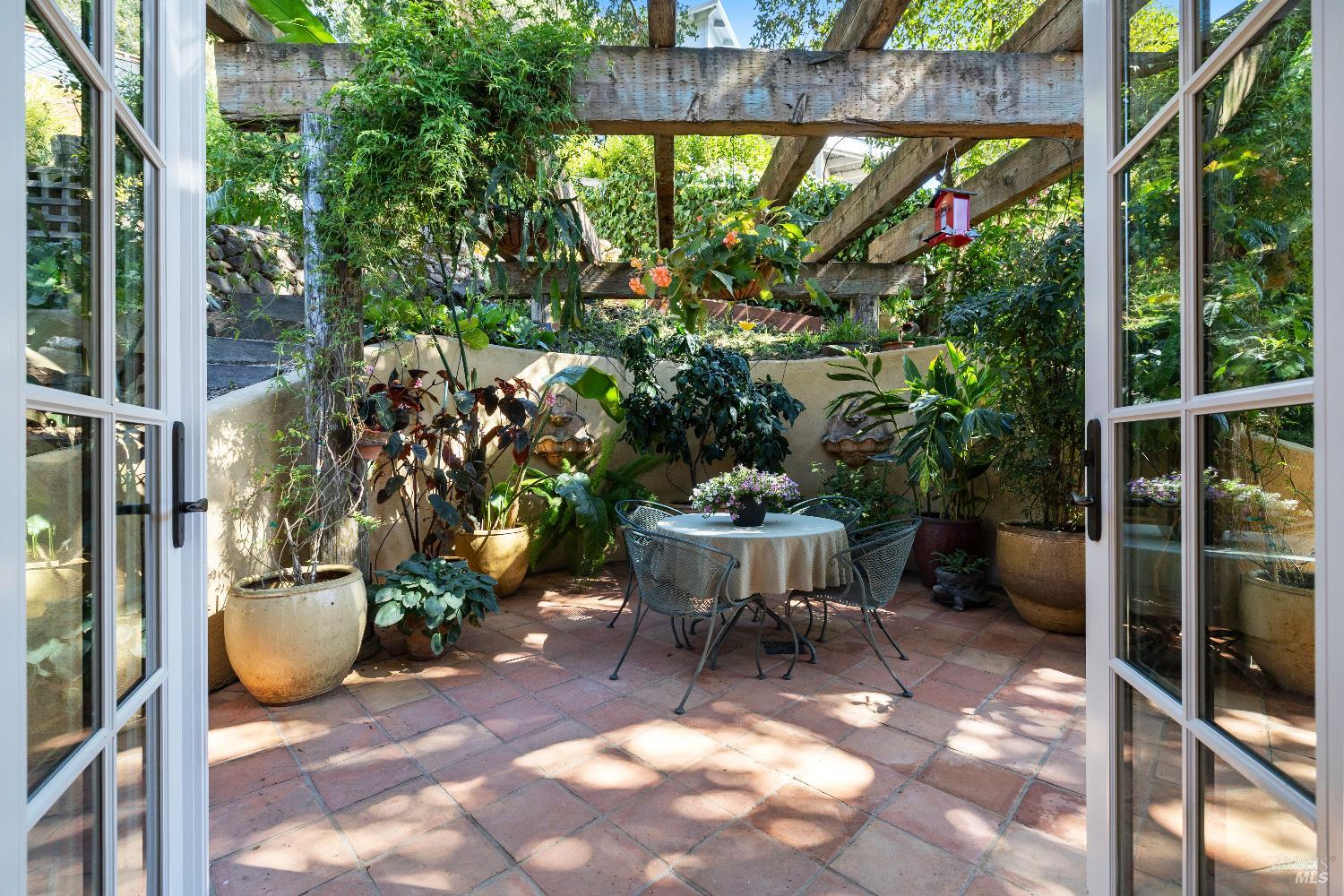 Detail Gallery Image 11 of 44 For 260 Clorinda Ave, San Rafael,  CA 94901 - 4 Beds | 3 Baths