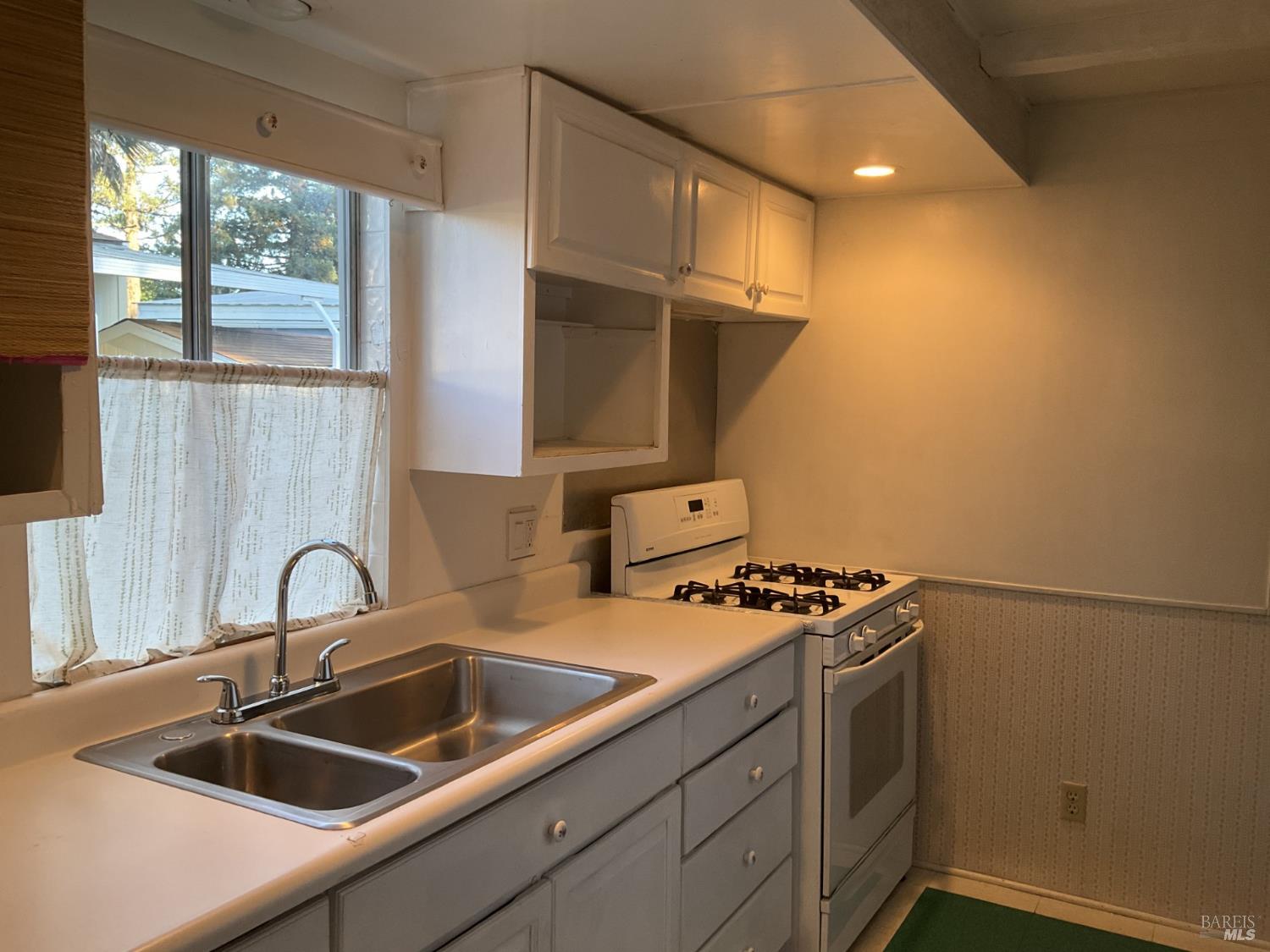 Detail Gallery Image 7 of 18 For 1003 Sonoma Ct, Petaluma,  CA 94954 - 2 Beds | 2 Baths