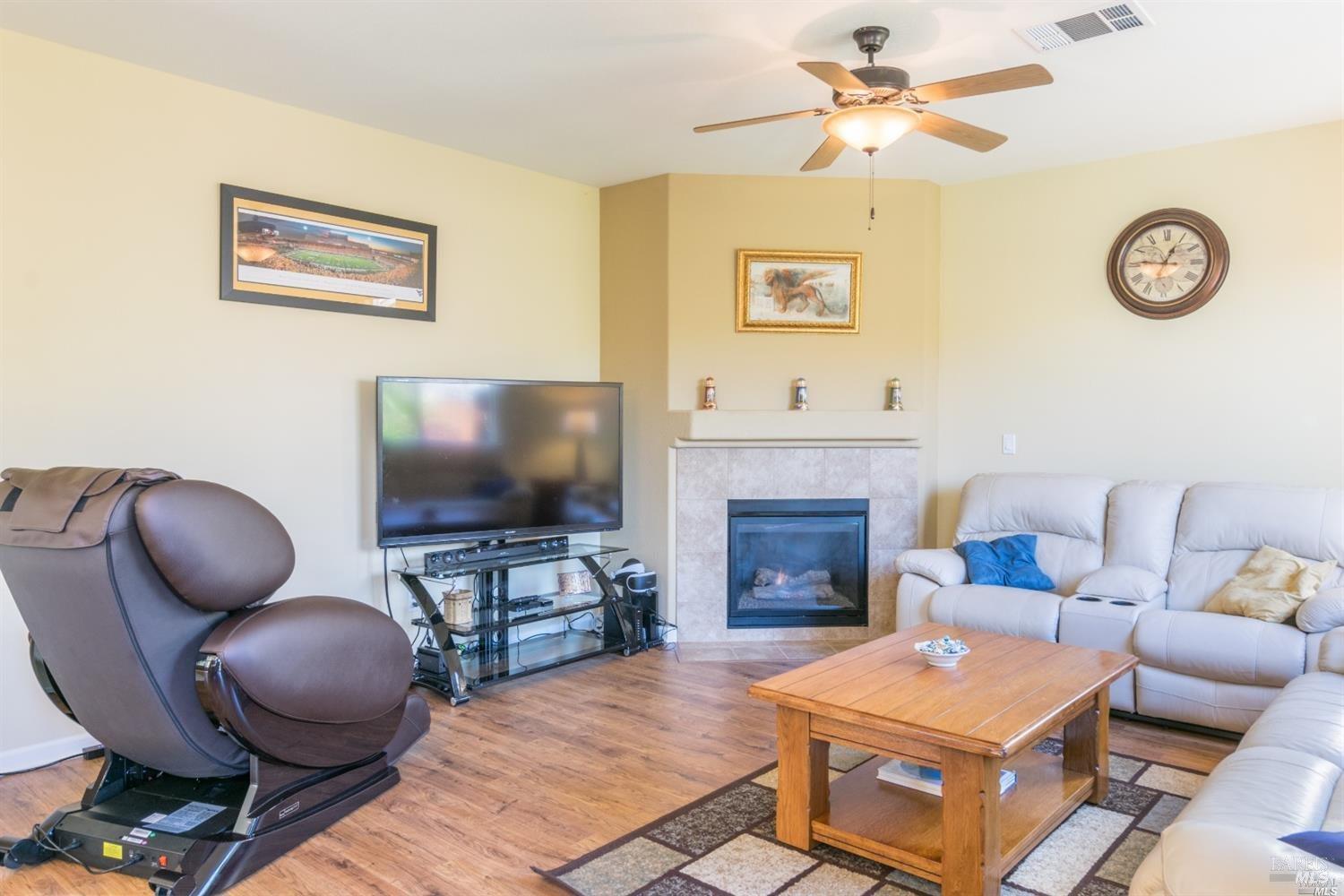 Detail Gallery Image 7 of 22 For 2222 Newcastle Dr, Vacaville,  CA 95687 - 3 Beds | 2/1 Baths