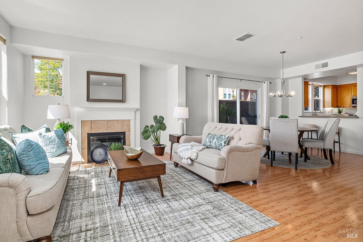Detail Gallery Image 5 of 28 For 62 Holliday Dr, Novato,  CA 94949 - 2 Beds | 2/1 Baths