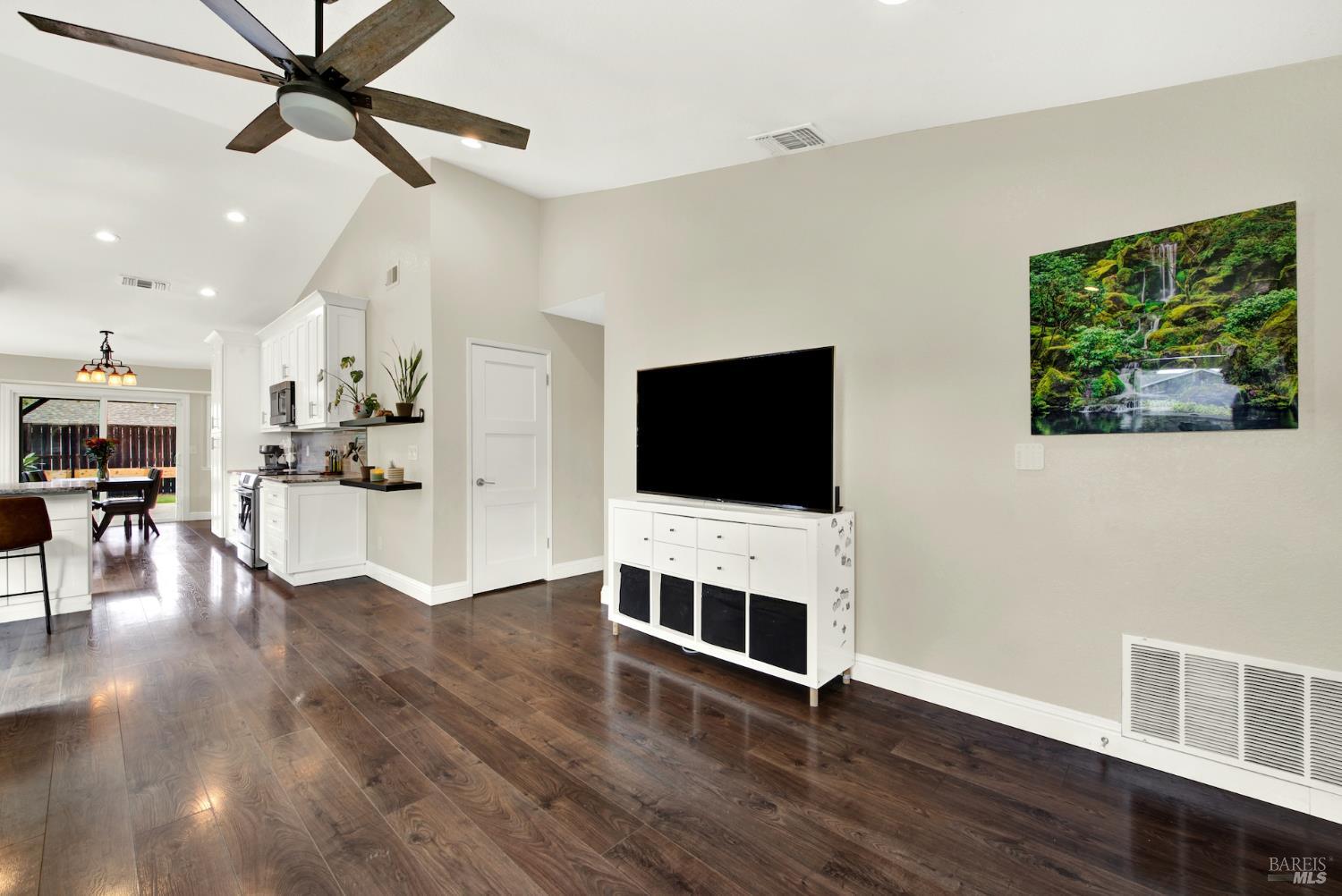 Detail Gallery Image 16 of 48 For 376 Bishop Dr, Vacaville,  CA 95687 - 3 Beds | 2 Baths