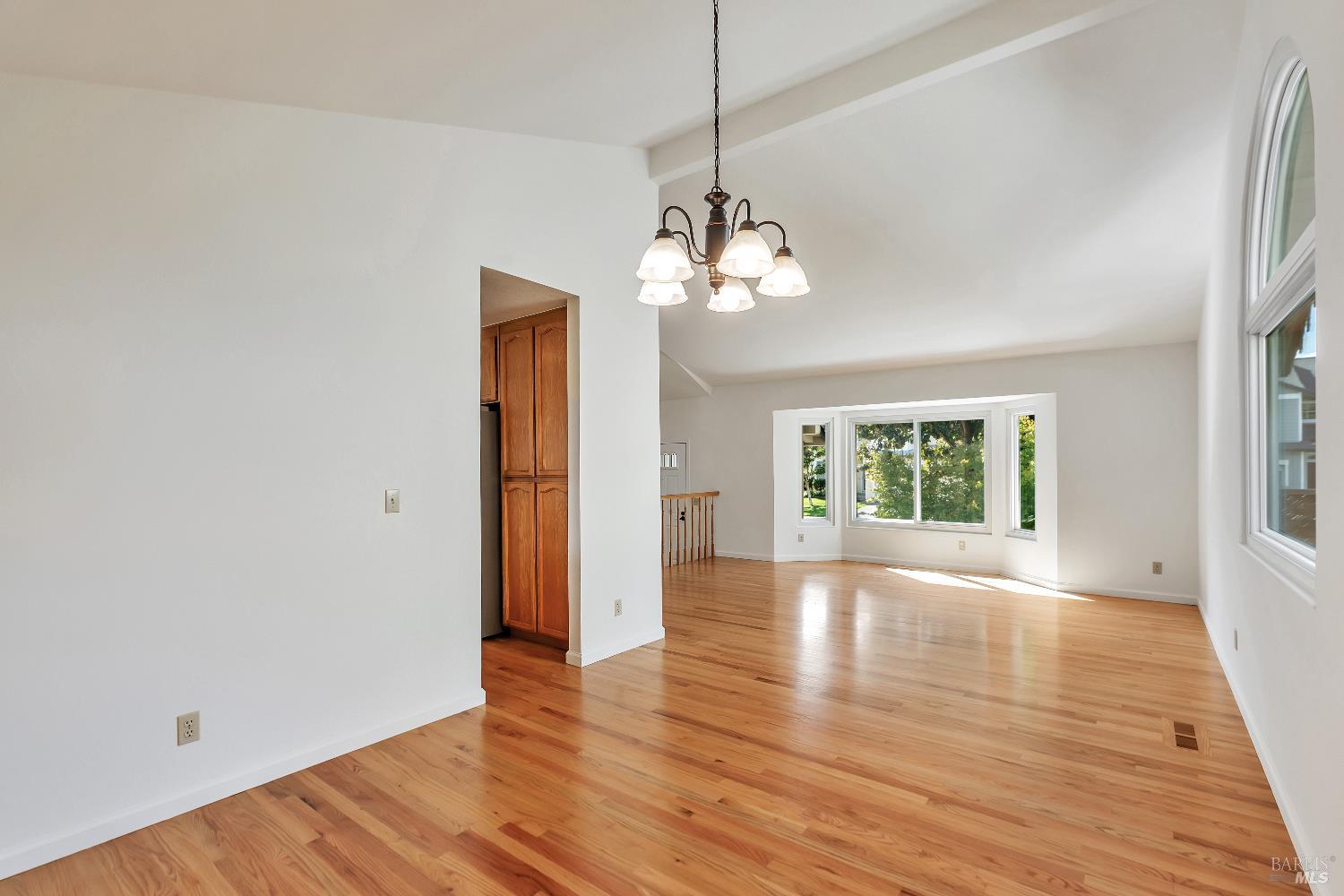 Detail Gallery Image 7 of 36 For 9525 Camelot Dr, Windsor,  CA 95492 - 4 Beds | 2/1 Baths