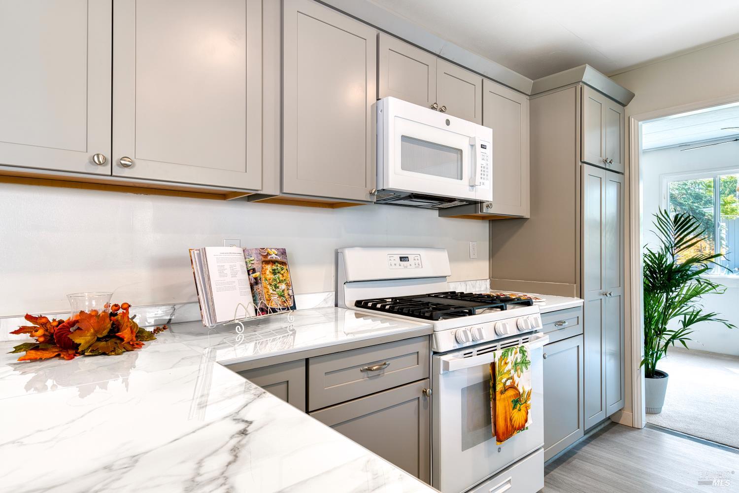 Detail Gallery Image 11 of 35 For 708 Seville Way, Novato,  CA 94949 - 2 Beds | 2 Baths