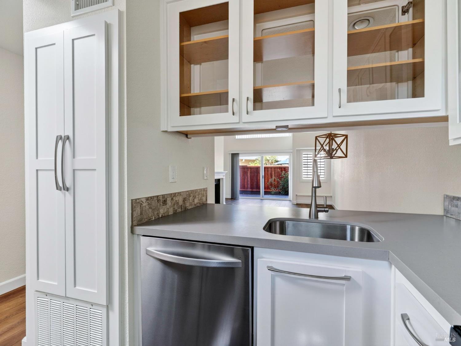 Detail Gallery Image 5 of 42 For 2301 Woodlake Dr, Santa Rosa,  CA 95405 - 2 Beds | 2 Baths