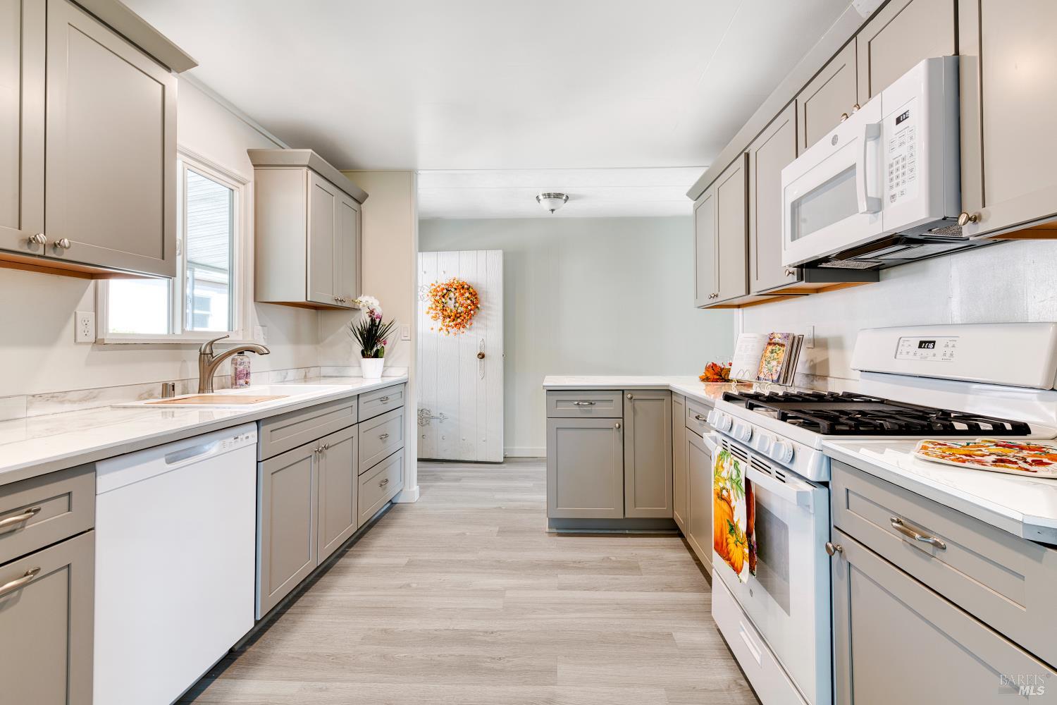 Detail Gallery Image 12 of 35 For 708 Seville Way, Novato,  CA 94949 - 2 Beds | 2 Baths
