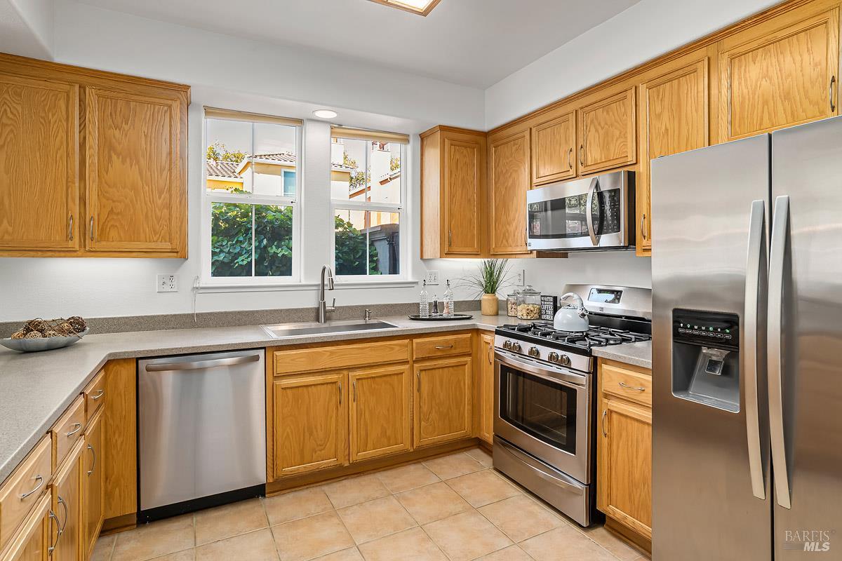 Detail Gallery Image 9 of 28 For 62 Holliday Dr, Novato,  CA 94949 - 2 Beds | 2/1 Baths
