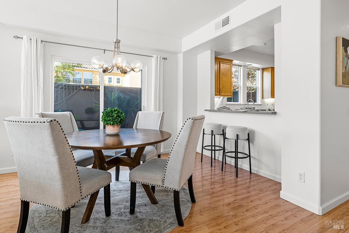 Detail Gallery Image 7 of 28 For 62 Holliday Dr, Novato,  CA 94949 - 2 Beds | 2/1 Baths