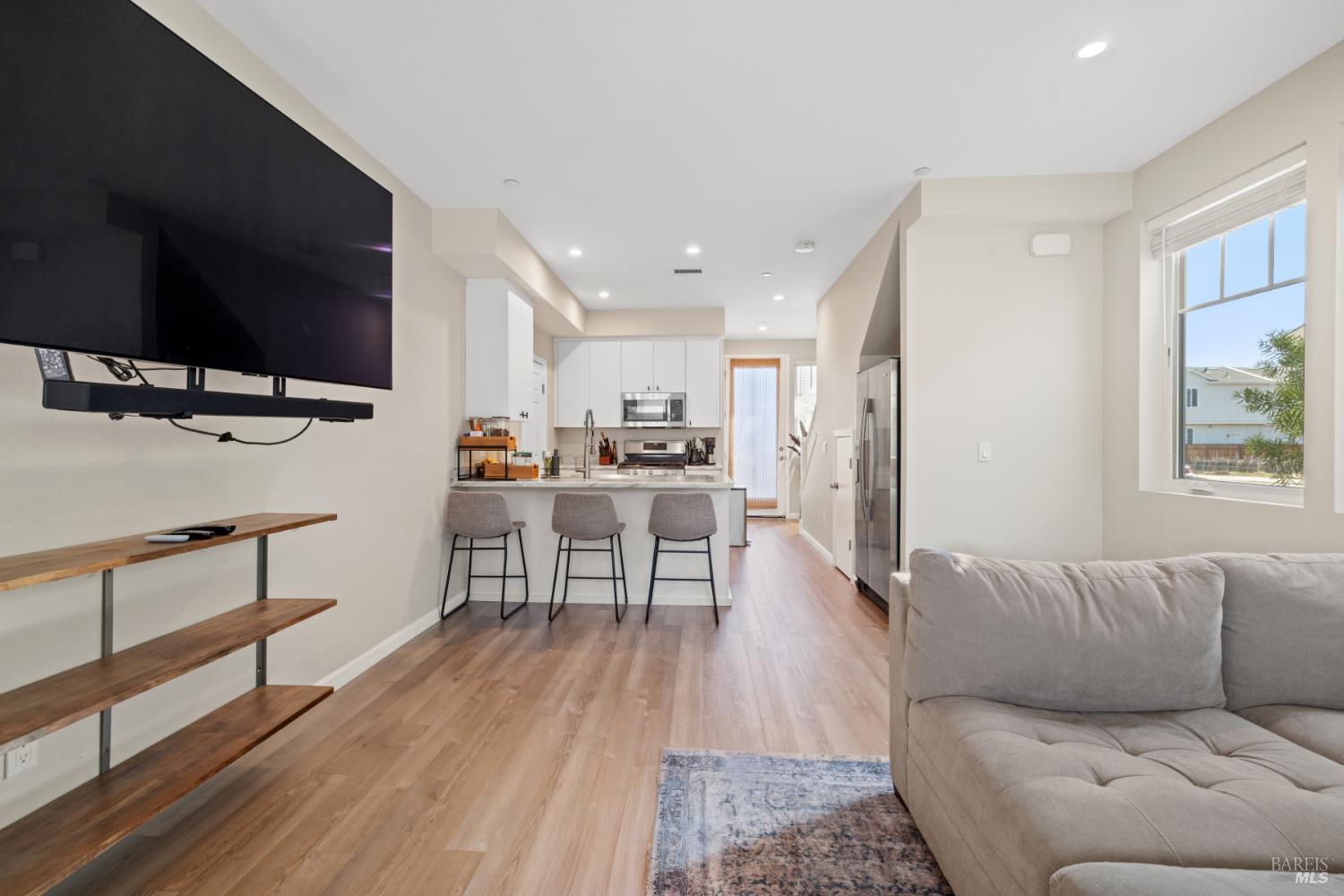 Detail Gallery Image 6 of 28 For 444 Pueblo Bonito Pl, Santa Rosa,  CA 95407 - 3 Beds | 2/1 Baths