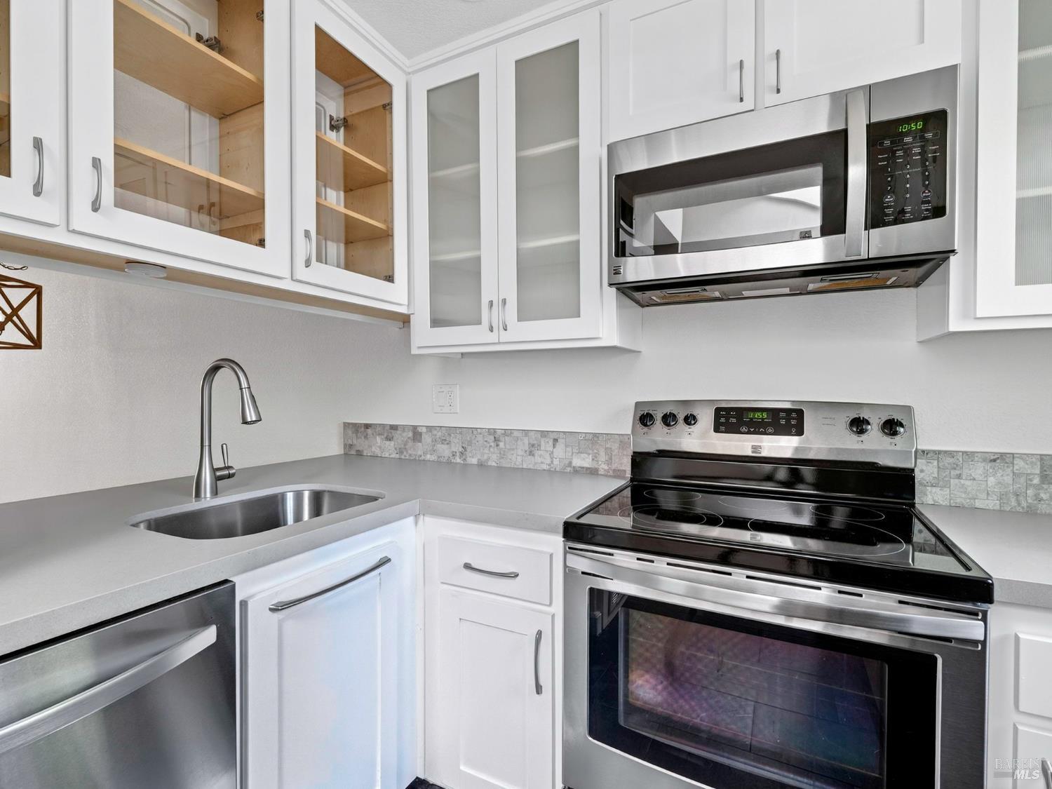 Detail Gallery Image 6 of 42 For 2301 Woodlake Dr, Santa Rosa,  CA 95405 - 2 Beds | 2 Baths