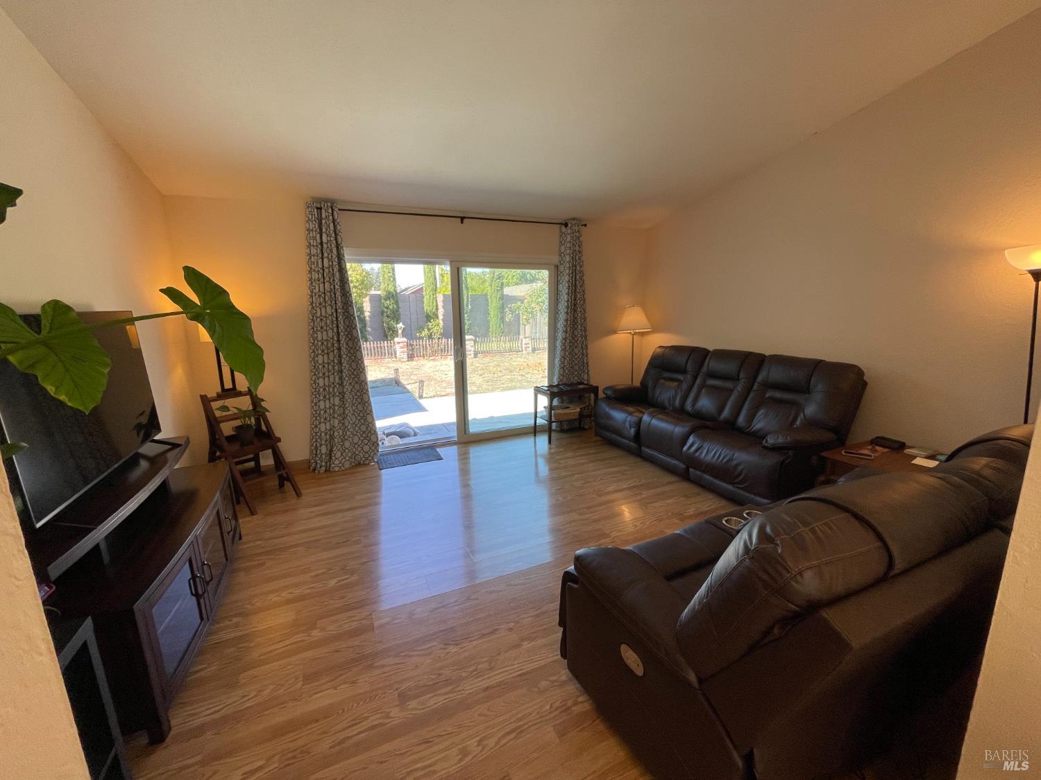 Detail Gallery Image 14 of 27 For 954 Eleanor Ave, Rohnert Park,  CA 94928 - 3 Beds | 2 Baths