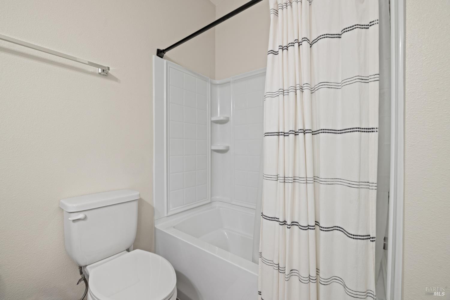 Detail Gallery Image 17 of 28 For 444 Pueblo Bonito Pl, Santa Rosa,  CA 95407 - 3 Beds | 2/1 Baths