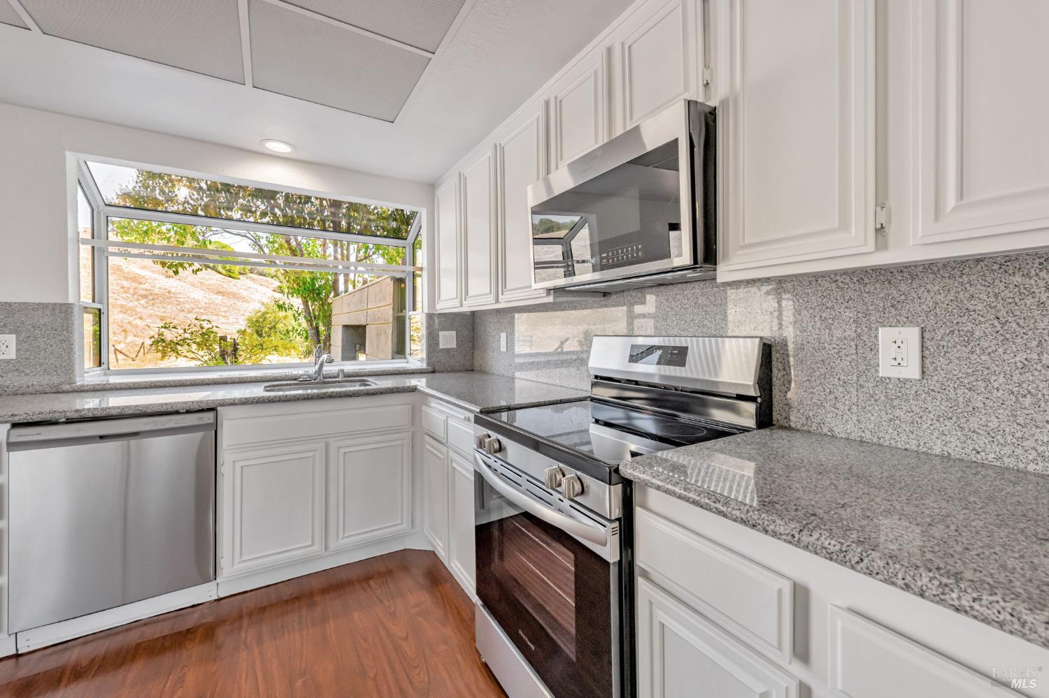 Detail Gallery Image 12 of 31 For 107 Partridge Dr, Novato,  CA 94945 - 3 Beds | 2 Baths