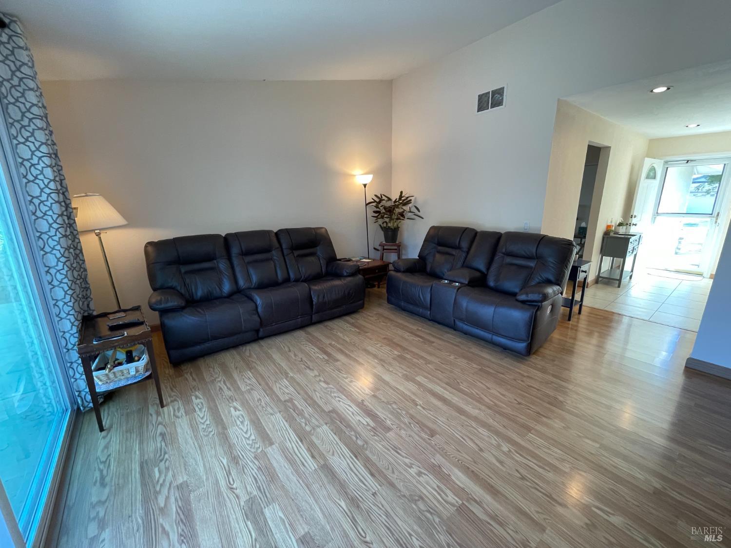 Detail Gallery Image 15 of 27 For 954 Eleanor Ave, Rohnert Park,  CA 94928 - 3 Beds | 2 Baths