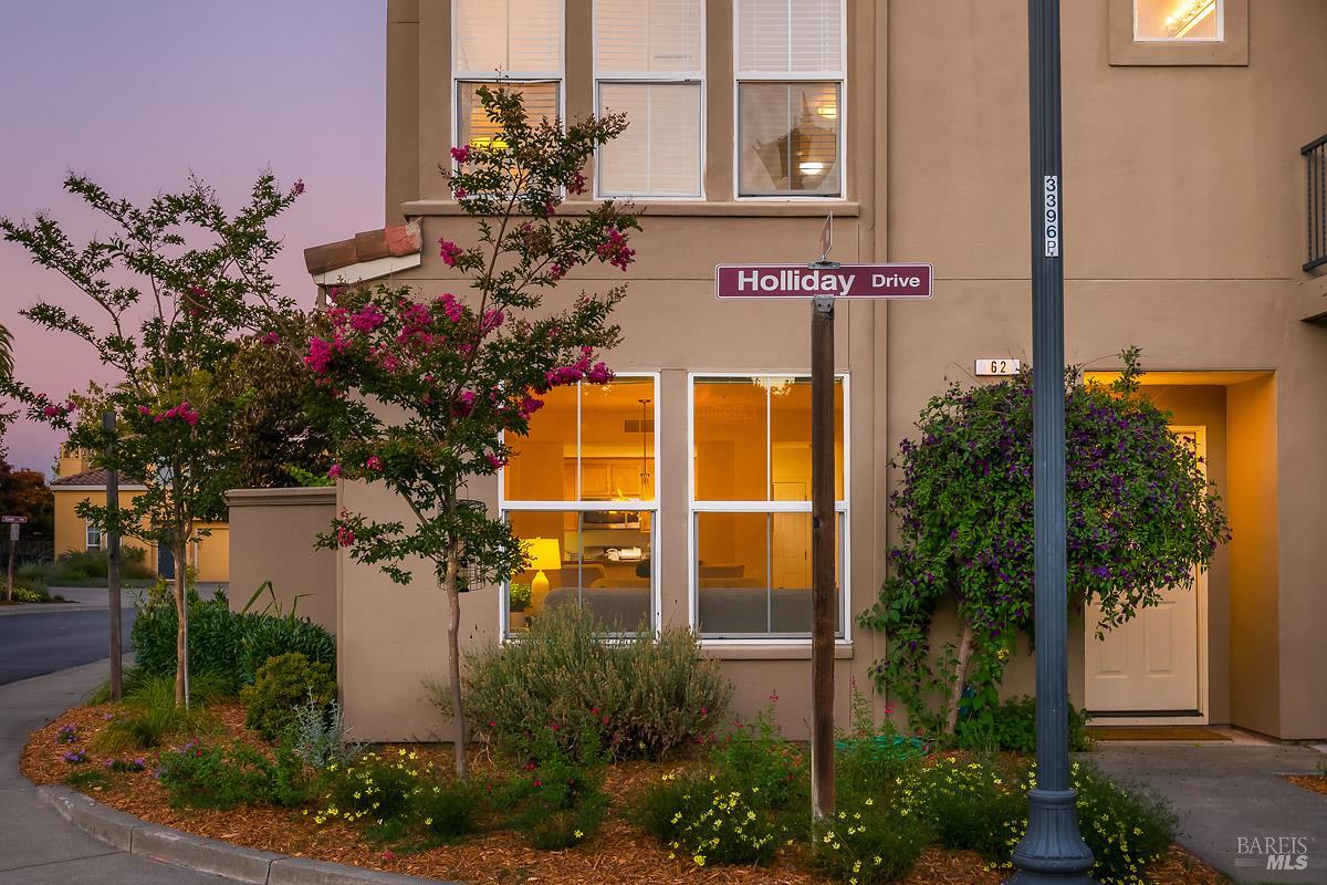 Detail Gallery Image 3 of 28 For 62 Holliday Dr, Novato,  CA 94949 - 2 Beds | 2/1 Baths