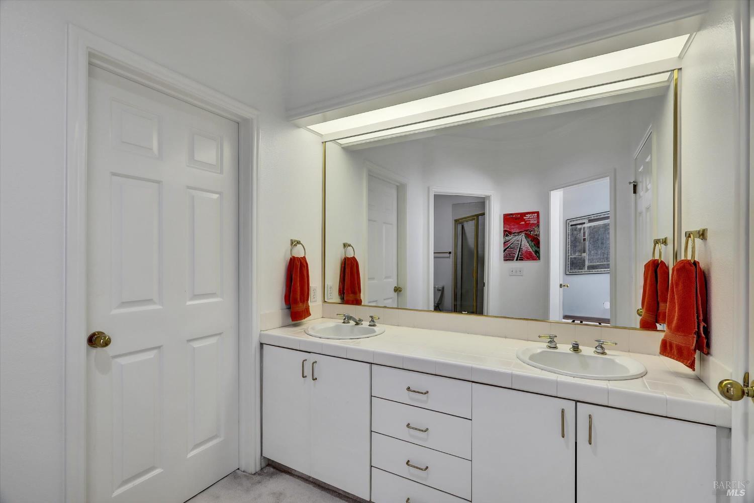 Detail Gallery Image 7 of 16 For 116 Eucalyptus Knoll St, Mill Valley,  CA 94941 - 1 Beds | 1/1 Baths