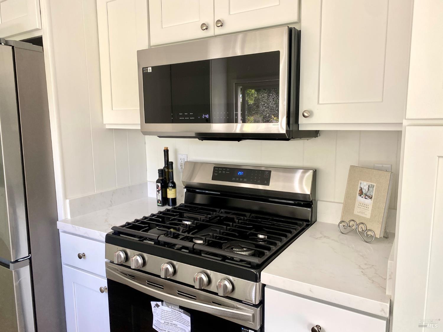 Detail Gallery Image 6 of 22 For 504 Vera Cruz Ave, Novato,  CA 94949 - 2 Beds | 2 Baths