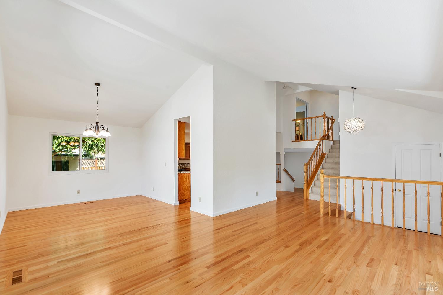 Detail Gallery Image 5 of 36 For 9525 Camelot Dr, Windsor,  CA 95492 - 4 Beds | 2/1 Baths