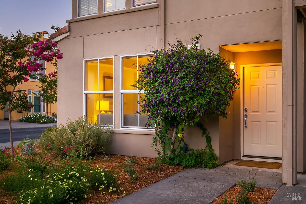 Detail Gallery Image 4 of 28 For 62 Holliday Dr, Novato,  CA 94949 - 2 Beds | 2/1 Baths