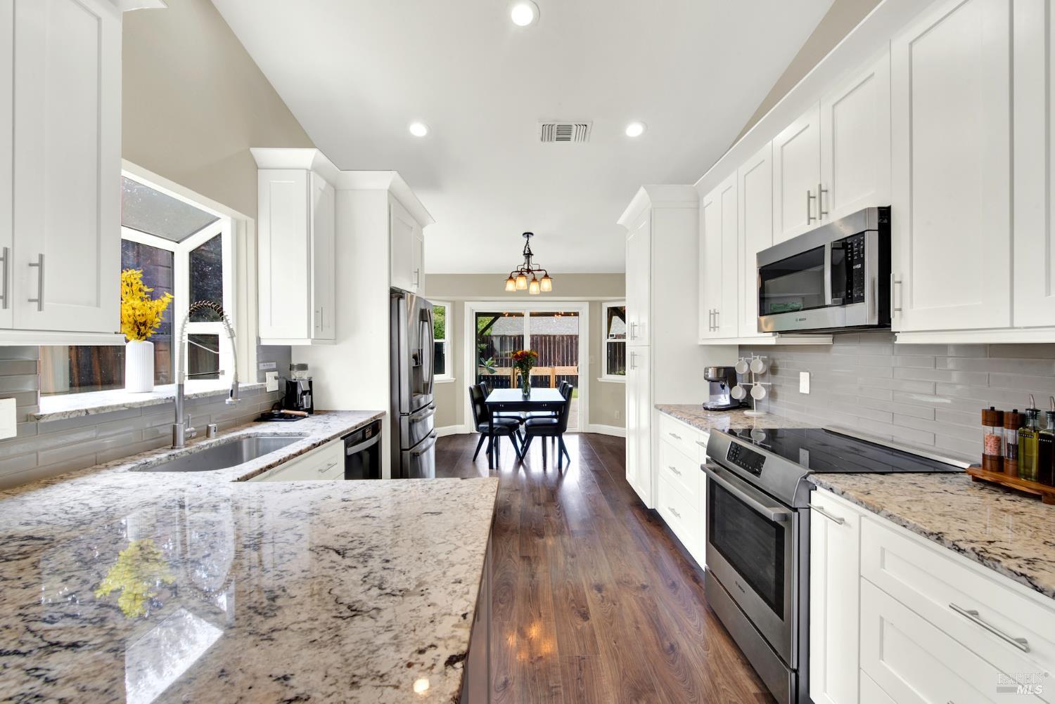 Detail Gallery Image 5 of 48 For 376 Bishop Dr, Vacaville,  CA 95687 - 3 Beds | 2 Baths