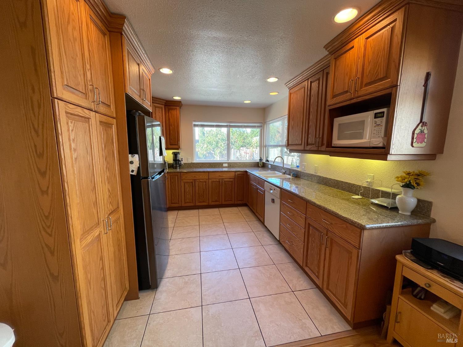 Detail Gallery Image 10 of 27 For 954 Eleanor Ave, Rohnert Park,  CA 94928 - 3 Beds | 2 Baths