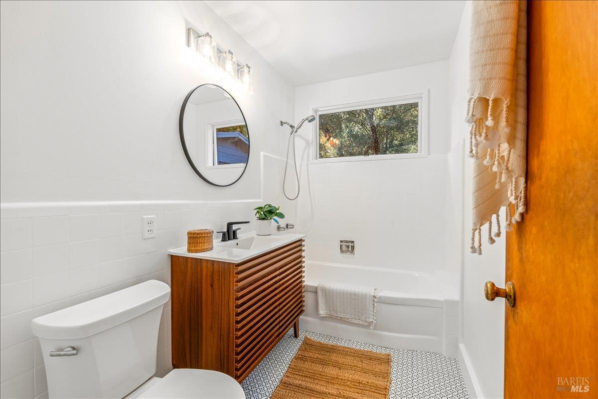 Detail Gallery Image 9 of 24 For 84 Canyon Rd, Fairfax,  CA 94930 - 3 Beds | 1 Baths