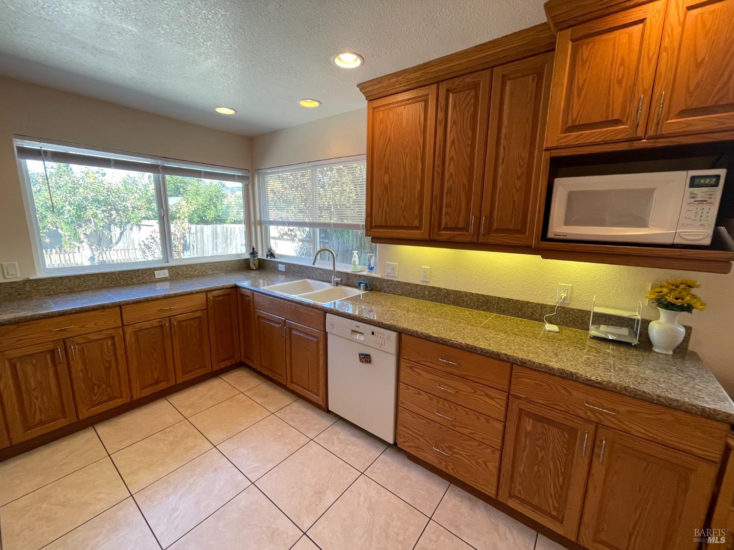 Detail Gallery Image 11 of 27 For 954 Eleanor Ave, Rohnert Park,  CA 94928 - 3 Beds | 2 Baths