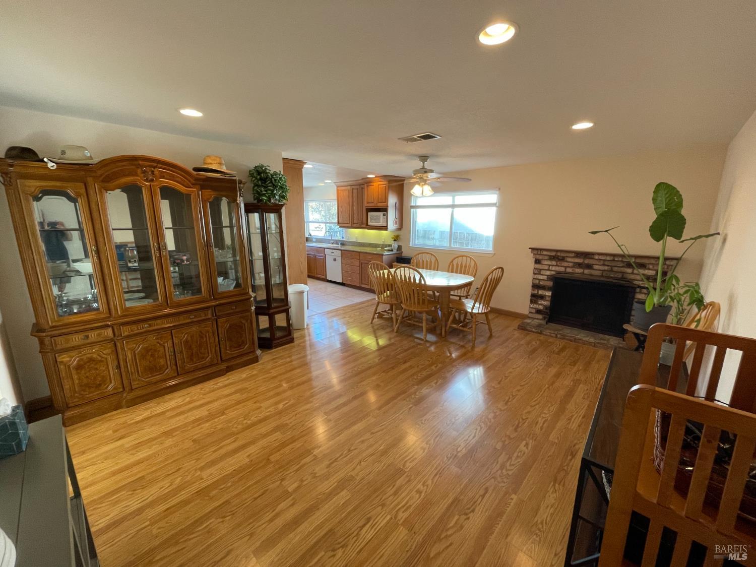 Detail Gallery Image 5 of 27 For 954 Eleanor Ave, Rohnert Park,  CA 94928 - 3 Beds | 2 Baths