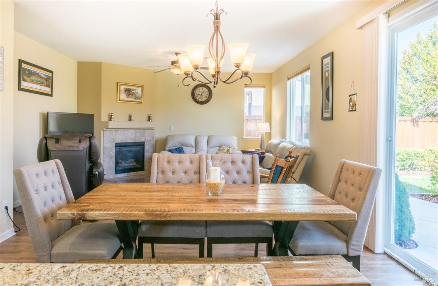Detail Gallery Image 5 of 22 For 2222 Newcastle Dr, Vacaville,  CA 95687 - 3 Beds | 2/1 Baths