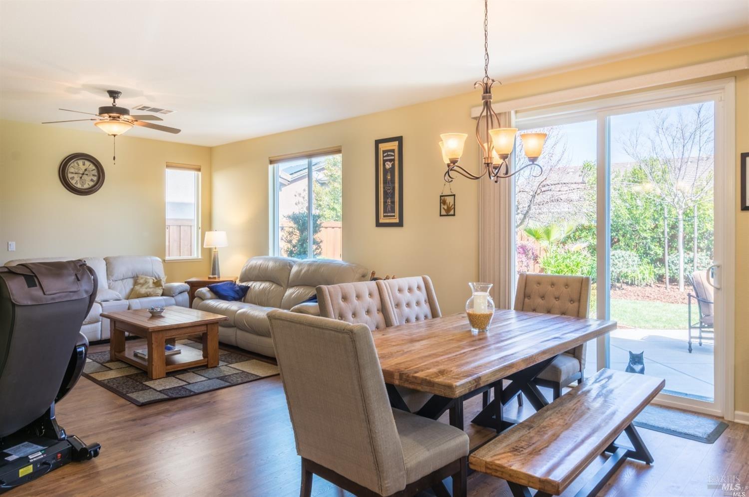 Detail Gallery Image 6 of 22 For 2222 Newcastle Dr, Vacaville,  CA 95687 - 3 Beds | 2/1 Baths