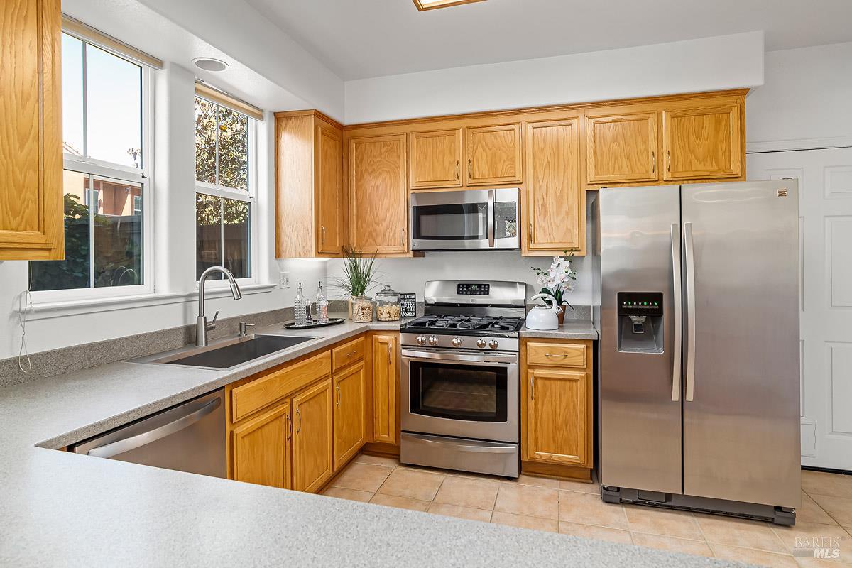 Detail Gallery Image 8 of 28 For 62 Holliday Dr, Novato,  CA 94949 - 2 Beds | 2/1 Baths