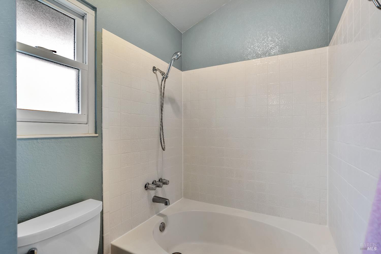 Detail Gallery Image 19 of 36 For 9525 Camelot Dr, Windsor,  CA 95492 - 4 Beds | 2/1 Baths