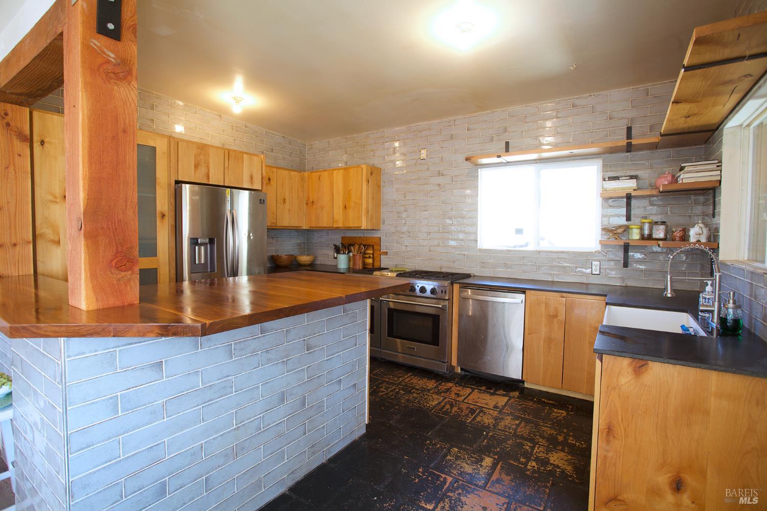 Detail Gallery Image 4 of 14 For 35100 Mendocino Pass Rd, Covelo,  CA 95428 - 2 Beds | 1 Baths