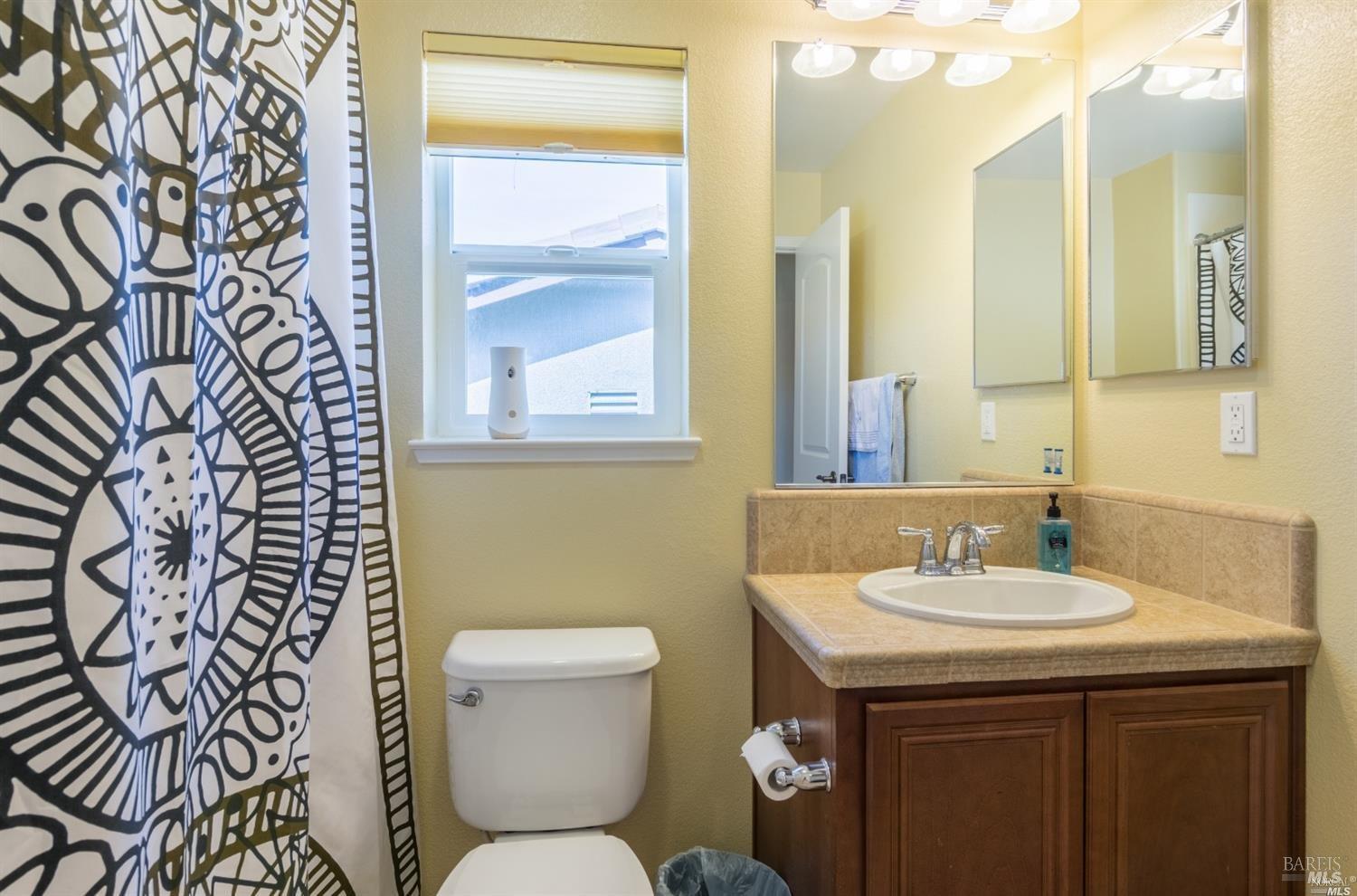 Detail Gallery Image 14 of 22 For 2222 Newcastle Dr, Vacaville,  CA 95687 - 3 Beds | 2/1 Baths