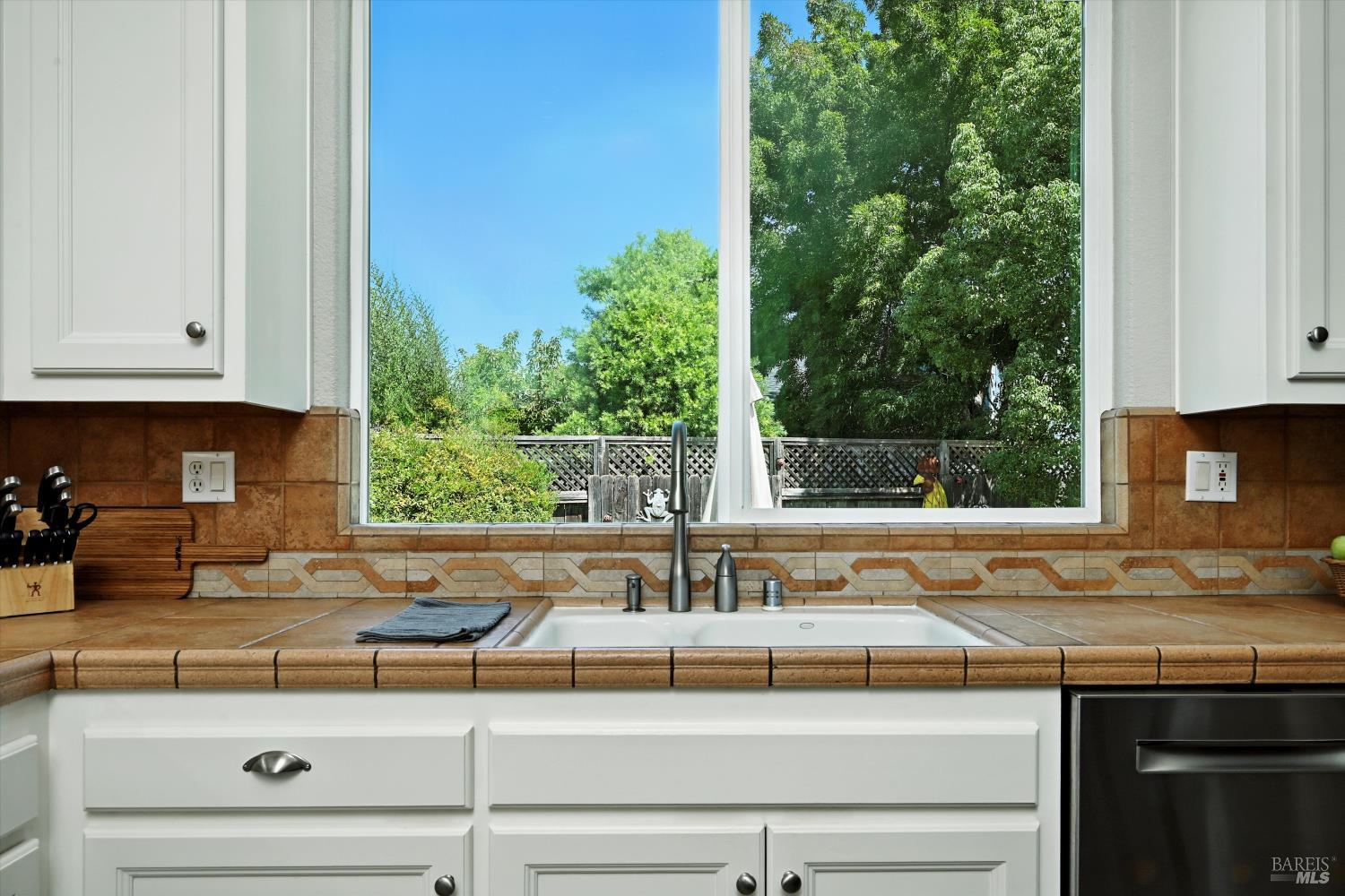 Detail Gallery Image 11 of 32 For 462 Riesling St, Cloverdale,  CA 95425 - 3 Beds | 2 Baths