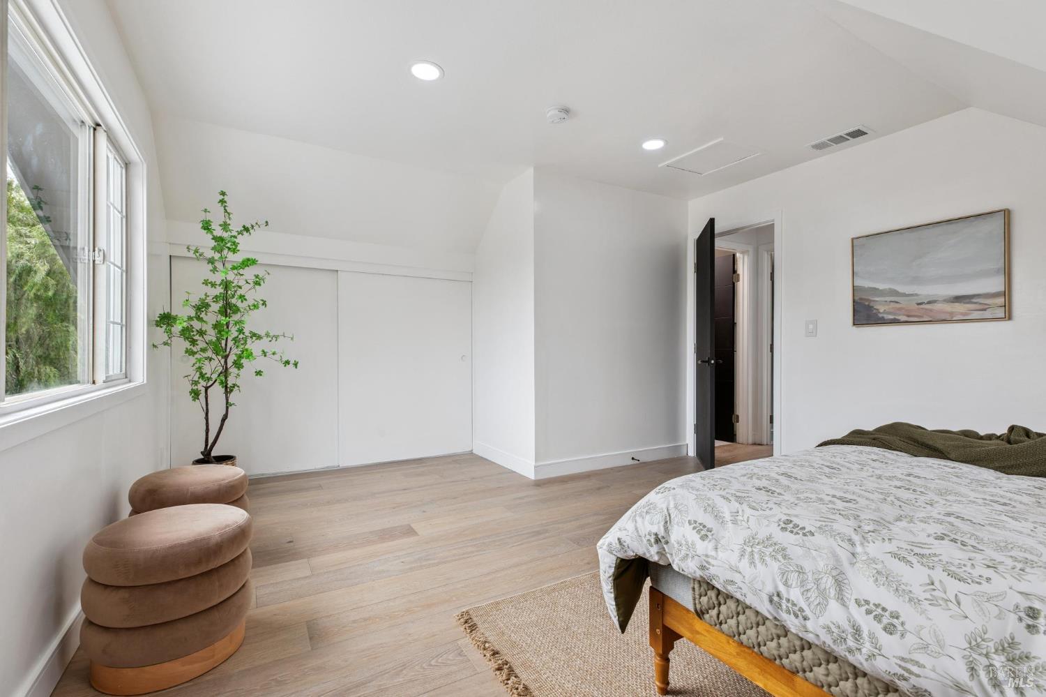 Detail Gallery Image 23 of 32 For 29 Alta Dr, Petaluma,  CA 94954 - 4 Beds | 2/1 Baths
