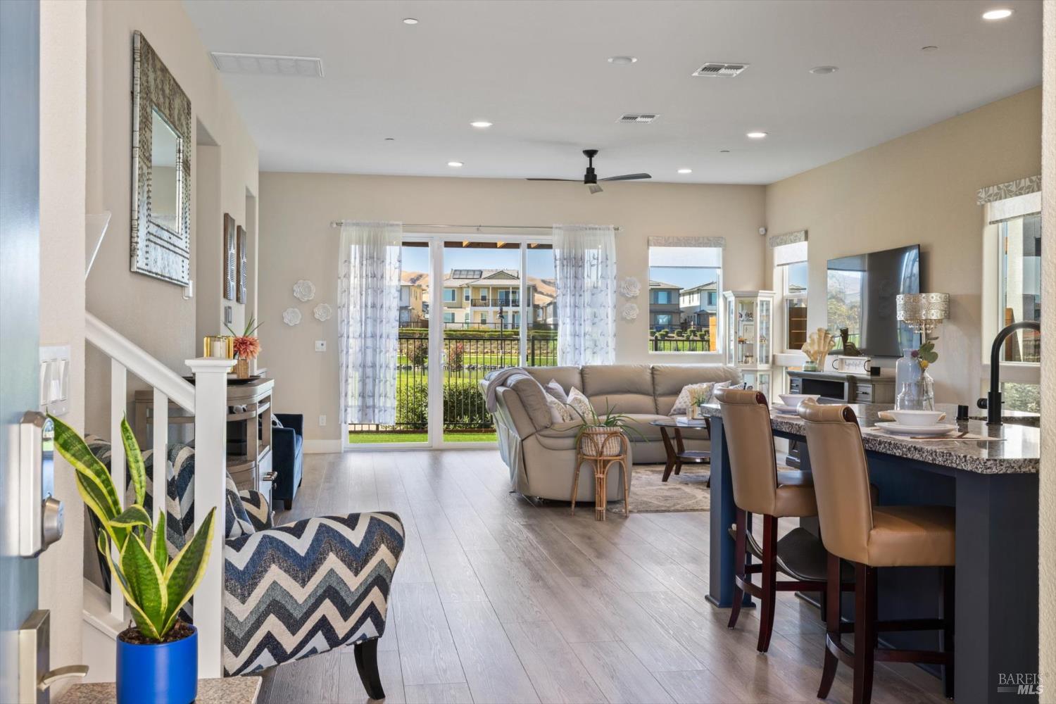 Detail Gallery Image 4 of 33 For 2371 Waterside Dr, Fairfield,  CA 94533 - 4 Beds | 3/1 Baths