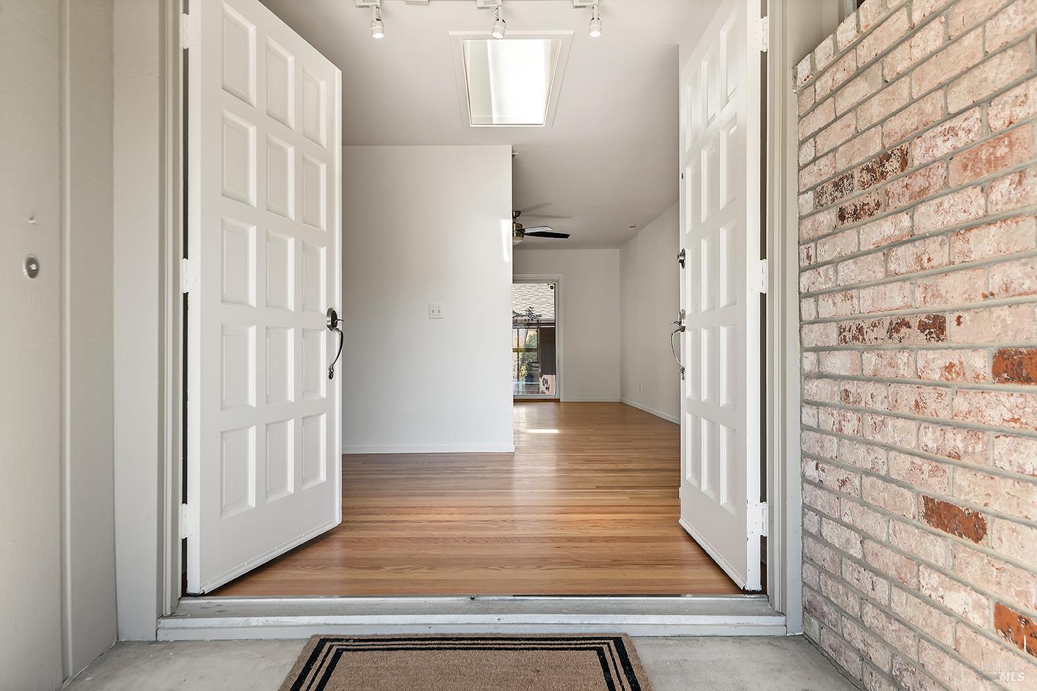 Detail Gallery Image 4 of 40 For 35 Salvador Way, San Rafael,  CA 94903 - 3 Beds | 3 Baths