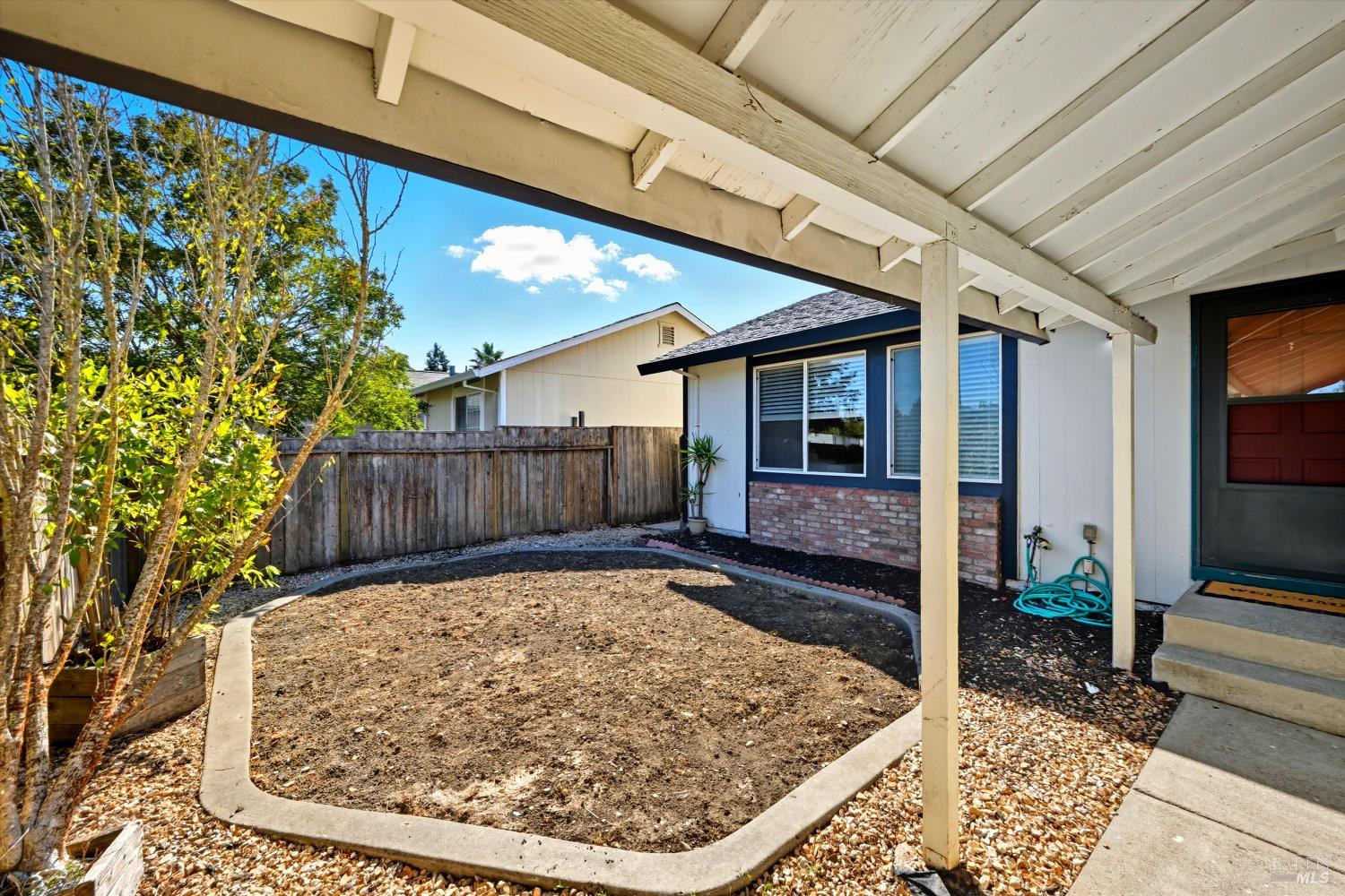 Detail Gallery Image 4 of 32 For 1140 Emily Ave, Rohnert Park,  CA 94928 - 3 Beds | 2 Baths