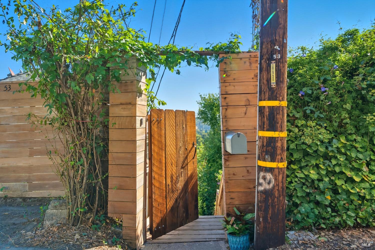 Detail Gallery Image 2 of 43 For 53 Foothill Rd, San Anselmo,  CA 94960 - 3 Beds | 2 Baths